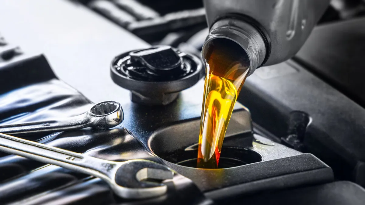 Oil change in Fuerteventura. Oil change in Puerto del Rosario. Car repair shop in Puerto del Rosario. Lubricant centre in Fuerteventura. Oil and filter change. Car repair shop. Quick oil change service. Car maintenance. Engine oil. Synthetic oil. Semi-synthetic oil. Mineral oil. Multigrade oil. Quality lubricants. Genuine oil filter. Compatible oil filter. Multi-brand garage. Quick repairs. Oil change quote. Oil change offers. Garage promotions. Car servicing in Puerto del Rosario. Vehicle collection and delivery. Home service in Fuerteventura. Trusted garage in Puerto del Rosario. Professional mechanic. Specialised technician. Free engine diagnosis. Fluid level checks. Brake fluid. Coolant. Tyres. Tyre pressure. Service warranty. Affordable prices. Cheap oil change. Value for money. authorised garage. waste management. used oil recycling. engine care. extend engine life. optimal performance. fuel consumption. reduce wear and tear. diesel engine. petrol engine. vehicle. saloon. van. car. 4x4. SUV. workshop appointment. workshop near me. fast service. quick and efficient. professionalism. experience. family-run workshop. maintenance tips. pre-MOT check. low-cost oil change. full lubrication. greasing. Valencia. Castrol. Repsol. Shell. Motul. TotalEnergies. specific lubricant. modern vehicle. high performance. Puerto del Rosario workshop.